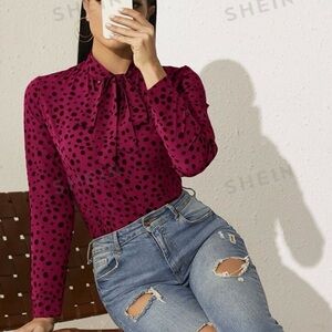 Very Classy Long-Sleeve Blouse With Tied Collar And All-Over Print. Size M